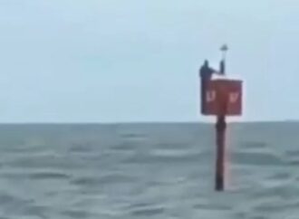 Un pescar din Brazilia a supraviețuit în ocean timp de două zile agățându-se de o geamandură: „Am crezut că voi muri de frig