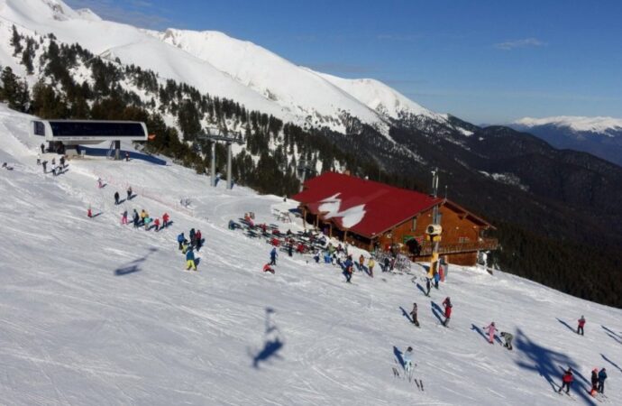 Românii schiază în Bulgaria, unde toate pârtiile au fost deschise. Ce tarife sunt în ţara vecină