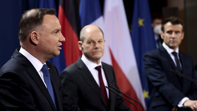 Macron se va întâlni cu Andrzej Duda şi Olaf Scholz pentru coordonarea acţiunilor în cazul Ucrainei