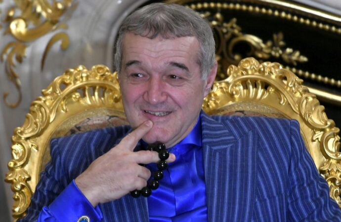 Reacția lui Gigi Becali când a văzut noul antrenor al Rapidului! Reacția lui Gigi Becali când a văzut noul antrenor al Rapidului!