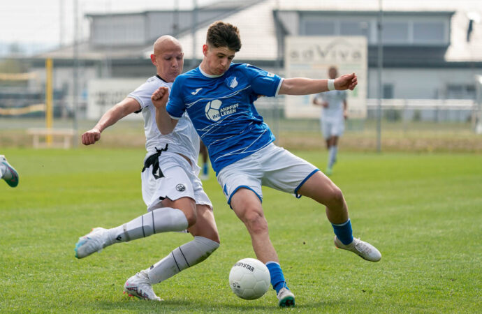 David Creța joacă la Academia lui Hoffenheim, e cel mai bun atacant U16 din Germania, iar nemții așteaptă să-și ia cetățenia pentru a-l folosi și în meciuri oficiale David Creța joacă la Academia lui Hoffenheim, e cel mai bun atacant U16 din Germania, iar nemții așteaptă să-și ia cetățenia pentru a-l folosi și în meciuri oficiale