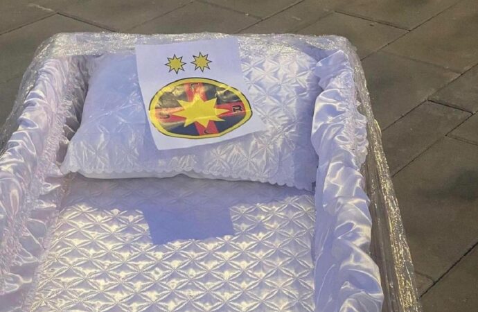 Fanii Stelei au dus un coșciug și o cruce cu FCSB în Ghencea Fanii Stelei au dus un coșciug și o cruce cu FCSB în Ghencea