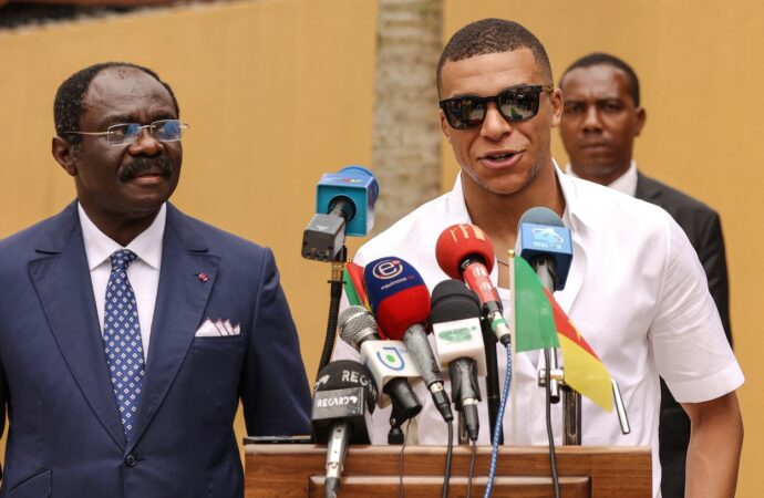 Jurnaliștii l-au „prins” pe Kylian Mbappe în… Camerun!