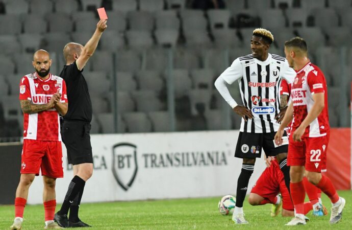 Dezastru pentru doi arbitri români! Au picat testele fizice FIFA Dezastru pentru doi arbitri români! Au picat testele fizice FIFA