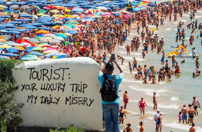Coșmarul din vacanță: topul orașelor unde turiștii depășesc localnicii. Recordul: 36 la 1
