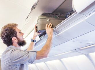 Pasageri despăgubiți cu sute de euro pentru tarife ascunse la bagajul de mână. Ryanair, condamnată în Spania Pasageri despăgubiți cu sute de euro pentru tarife ascunse la bagajul de mână. Ryanair, condamnată în Spania