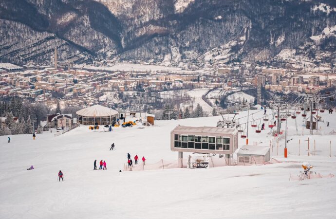 Cele mai populare stațiuni montane din România. Unde se află destinațiile de iarnă ale Carpaților Cele mai populare stațiuni montane din România. Unde se află destinațiile de iarnă ale Carpaților