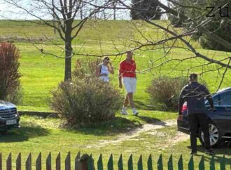 Preşedintele Klaus Iohannis a fost fotografiat pe terenul de golf alături de soţia sa, în judeţul Alba