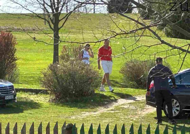 Preşedintele Klaus Iohannis a fost fotografiat pe terenul de golf alături de soţia sa, în judeţul Alba