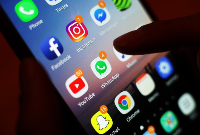 UE cere ca Facebook şi TikTok să identifice şi să eticheteze falsurile generate cu AI, înainte de europarlamentare UE cere ca Facebook şi TikTok să identifice şi să eticheteze falsurile generate cu AI, înainte de europarlamentare