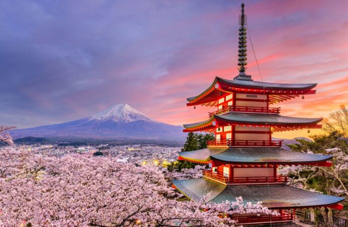 Japonia lupta împotriva invaziei de turiști. Cum vrea să salveze Muntele Fuji de mulțimile de vizitatori