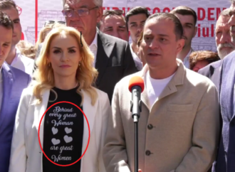 „În spatele fiecărei femei măreţe sunt femei măreţe”. În spatele candidatei PSD apar doar bărbaţi. Cum a explicat Firea tricoul „În spatele fiecărei femei măreţe sunt femei măreţe”. În spatele candidatei PSD apar doar bărbaţi. Cum a explicat Firea tricoul