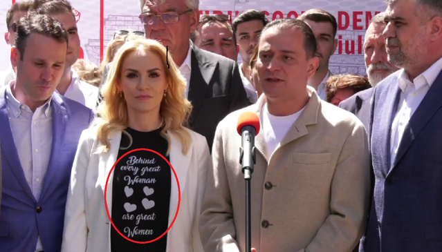 „În spatele fiecărei femei măreţe sunt femei măreţe”. În spatele candidatei PSD apar doar bărbaţi. Cum a explicat Firea tricoul „În spatele fiecărei femei măreţe sunt femei măreţe”. În spatele candidatei PSD apar doar bărbaţi. Cum a explicat Firea tricoul