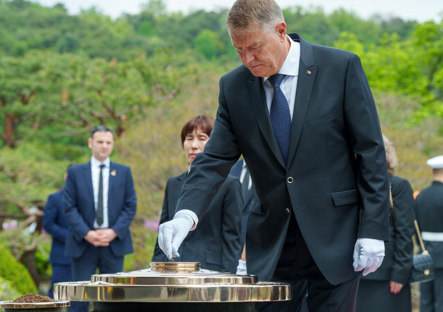 Klaus Iohannis a depus o coroană de flori la Seoul National Cemetery