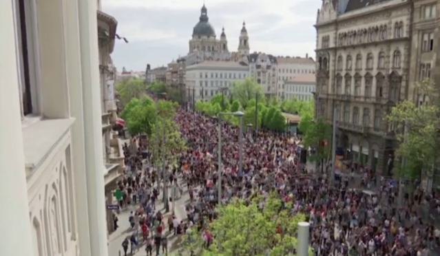 demonstraţie uriaşă împotriva lui Orban la Budapesta demonstraţie uriaşă împotriva lui Orban la Budapesta