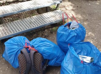Nesimţirea turistică pe Ceahlău. Concurs bizar despre „câte pet-uri pot abandona pe traseu“ şi un experiment despre civism