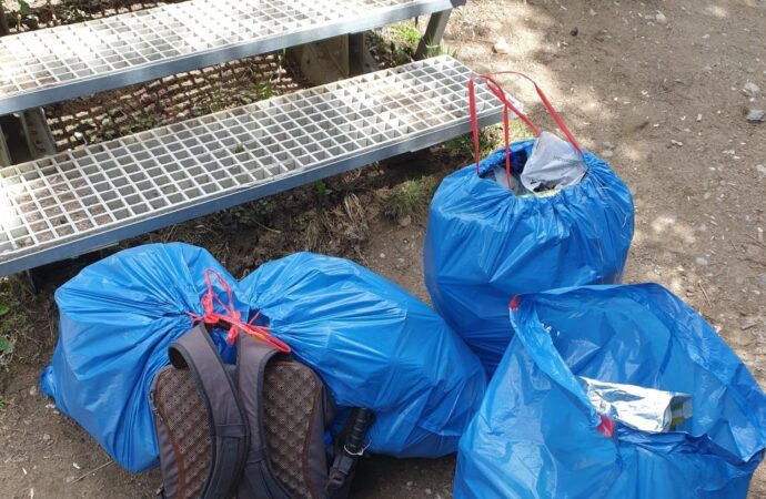 Nesimţirea turistică pe Ceahlău. Concurs bizar despre „câte pet-uri pot abandona pe traseu“ şi un experiment despre civism Nesimţirea turistică pe Ceahlău. Concurs bizar despre „câte pet-uri pot abandona pe traseu“ şi un experiment despre civism