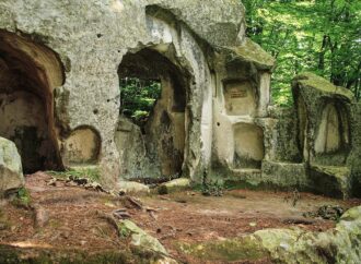 Patria superbă a trovanților și a schiturilor rupestre de la Curbura Carpaților. Ocazie uriașă de a „exploda” turistic FOTO Patria superbă a trovanților și a schiturilor rupestre de la Curbura Carpaților. Ocazie uriașă de a „exploda” turistic FOTO