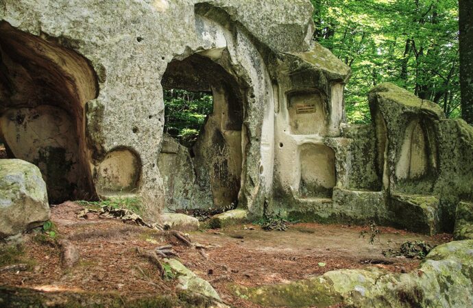 Patria superbă a trovanților și a schiturilor rupestre de la Curbura Carpaților. Ocazie uriașă de a „exploda” turistic FOTO Patria superbă a trovanților și a schiturilor rupestre de la Curbura Carpaților. Ocazie uriașă de a „exploda” turistic FOTO