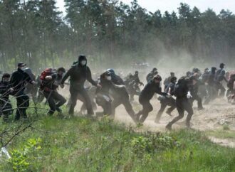 Protest violent anti-Tesla în Germania, cu tentative de asalt asupra fabricii de maşini electrice Protest violent anti-Tesla în Germania, cu tentative de asalt asupra fabricii de maşini electrice