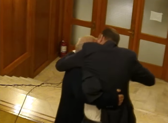 Ciolacu, despre incidentul dintre Florin Roman şi Dan Vîlceanu din Parlament: E de cascadorii râsului Ciolacu, despre incidentul dintre Florin Roman şi Dan Vîlceanu din Parlament: E de cascadorii râsului