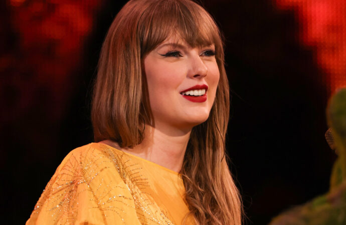 Noul album al lui Taylor Swift rămâne pe locul 1 în Billboard 200 Noul album al lui Taylor Swift rămâne pe locul 1 în Billboard 200