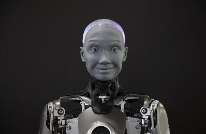 Roboții sunt tot mai prezenți în viețile noastre Roboții sunt tot mai prezenți în viețile noastre