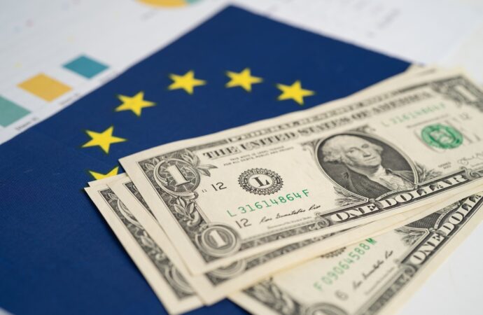 Poate spera Europa să rivalizeze din nou cu SUA la nivel economic? BCE menține OPTIMISMUL privind relansarea