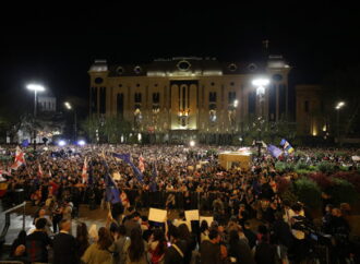 Proteste violente în faţa Parlamentului georgian. Mii de oameni au petrecut noaptea în faţa clădirii Proteste violente în faţa Parlamentului georgian. Mii de oameni au petrecut noaptea în faţa clădirii