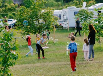 Turiștii străini iau cu asalt campingurile din România. Cât costă o noapte de cazare Turiștii străini iau cu asalt campingurile din România. Cât costă o noapte de cazare