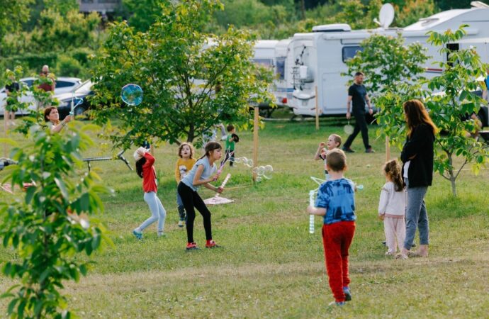 Turiștii străini iau cu asalt campingurile din România. Cât costă o noapte de cazare