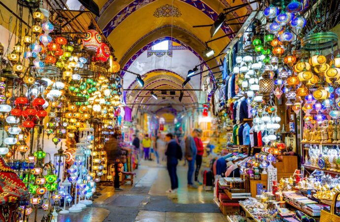 Pățania unui turist român în Istanbul. Cât a plătit pentru kebabul consumat în Marele Bazar