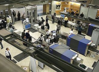 Alimentul confundat cu un explozibil, în aeroport. De ce să nu legi niciodată o panglică de bagaje