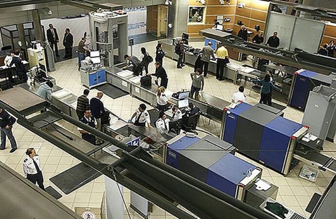 Alimentul confundat cu un explozibil, în aeroport. De ce să nu legi niciodată o panglică de bagaje