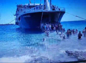 Surpriză neplăcută pentru un grup de turiști români în Grecia: au fost coborâți din feribot direct în apă adâncă: „Copiii s-au speriat” VIDEO