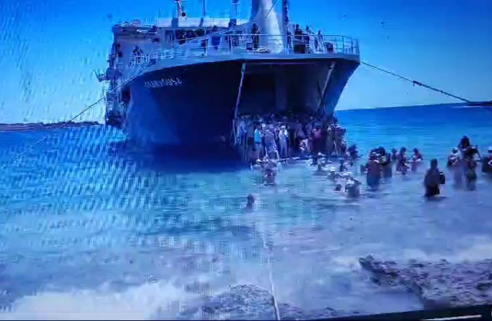 Surpriză neplăcută pentru un grup de turiști români în Grecia: au fost coborâți din feribot direct în apă adâncă: „Copiii s-au speriat” VIDEO Surpriză neplăcută pentru un grup de turiști români în Grecia: au fost coborâți din feribot direct în apă adâncă: „Copiii s-au speriat” VIDEO