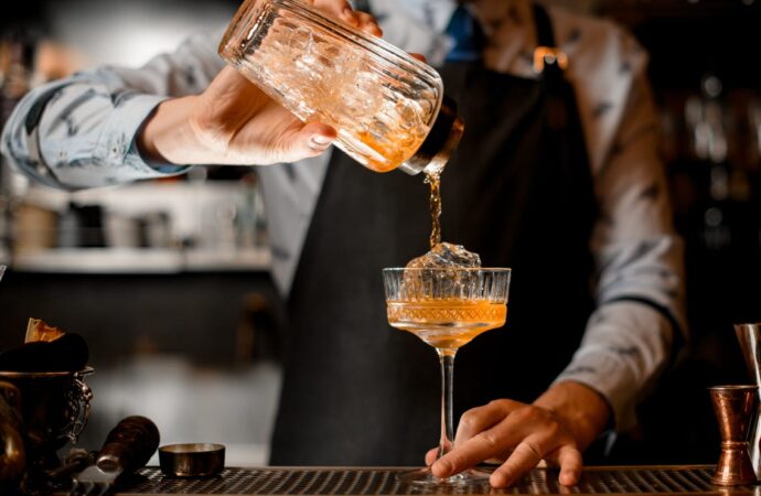 Ce băuturi nu ar trebui să comanzi niciodată într-un bar aglomerat