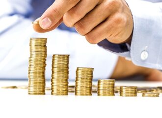 Ce SALARII și SPORURI primesc bugetarii care muncesc în weekend. Peste un milion de români lucrează la stat