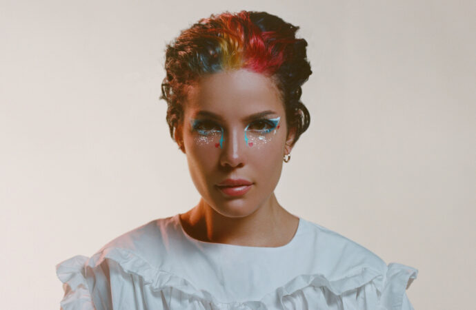 Cântăreața Halsey a fost diagnosticată cu Lupus și leucemie