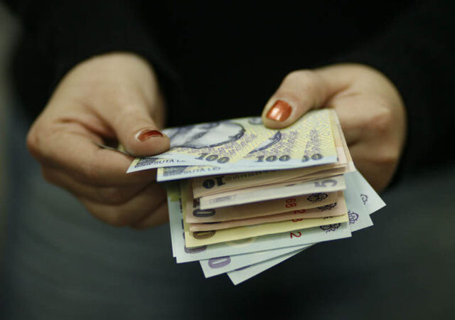 Guvernul majorează, joi, salariul minim pe economie. Acesta va creşte de la 3300 de lei la 3700 de lei brut Guvernul majorează, joi, salariul minim pe economie. Acesta va creşte de la 3300 de lei la 3700 de lei brut