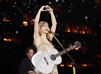 Albumul lui Taylor Swift rămâne pe primul loc în topul Billboard