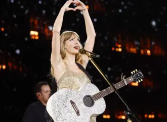 Taylor Swift l-a adus pe Travis Kelce pe scenă pentru prima dată