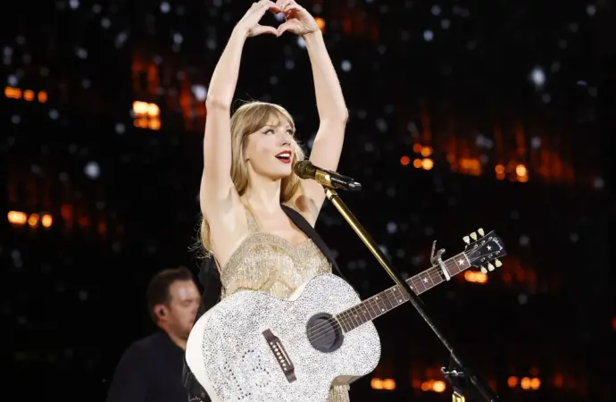 Taylor Swift l-a adus pe Travis Kelce pe scenă pentru prima dată Taylor Swift l-a adus pe Travis Kelce pe scenă pentru prima dată