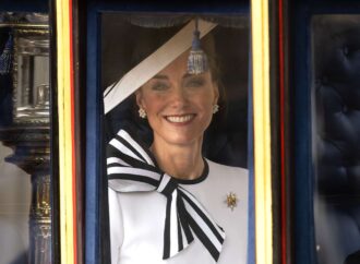 Kate Middleton a participat astăzi la Trooping the Colour. Kate Middleton a participat astăzi la Trooping the Colour.