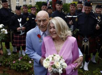 Un veteran din al Doilea Război Mondial s-a căsătorit la 100 de ani Un veteran din al Doilea Război Mondial s-a căsătorit la 100 de ani
