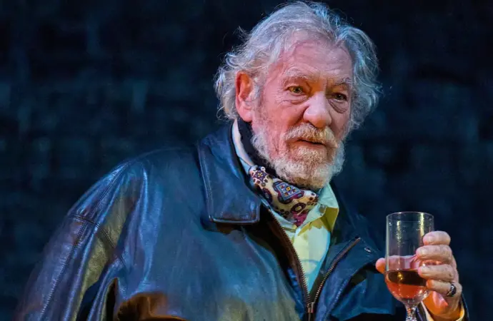 Sir Ian McKellen a căzut de pe scena unui teatru din centrul Londrei Sir Ian McKellen a căzut de pe scena unui teatru din centrul Londrei