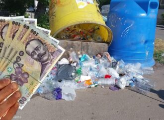 Calcul complet | Câți lei câștigă zilnic un om al străzii din Constanța, adunând sticle din tomberoane și reciclându-le în punctele de colectare Calcul complet | Câți lei câștigă zilnic un om al străzii din Constanța, adunând sticle din tomberoane și reciclându-le în punctele de colectare