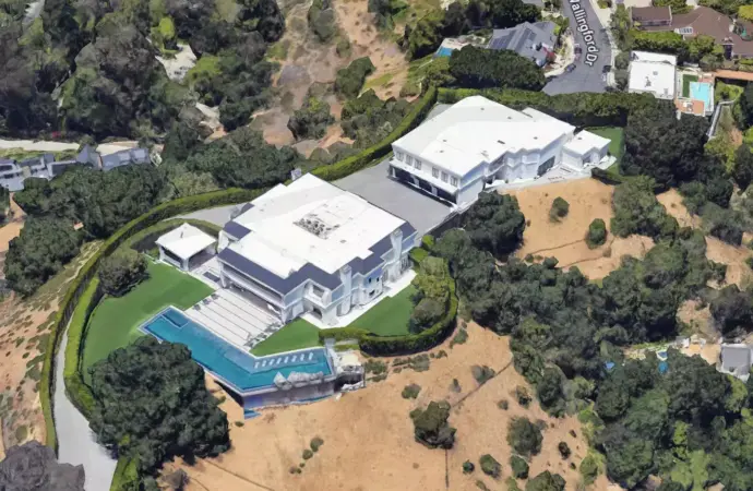 Jennifer Lopez și Ben Affleck își vând casa din Beverly Hills Jennifer Lopez și Ben Affleck își vând casa din Beverly Hills