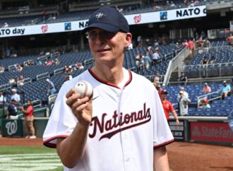 VIDEO. Stoltenberg s-a dus la baseball înainte de Summitul NATO VIDEO. Stoltenberg s-a dus la baseball înainte de Summitul NATO