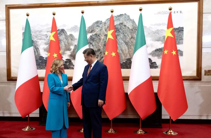 Italia reia LEGĂTURILE economice cu Beijingul, însă aplică taxele vamale impuse de UE partenerilor chinezi. Roma oscilează pe BALANSOARUL puterii